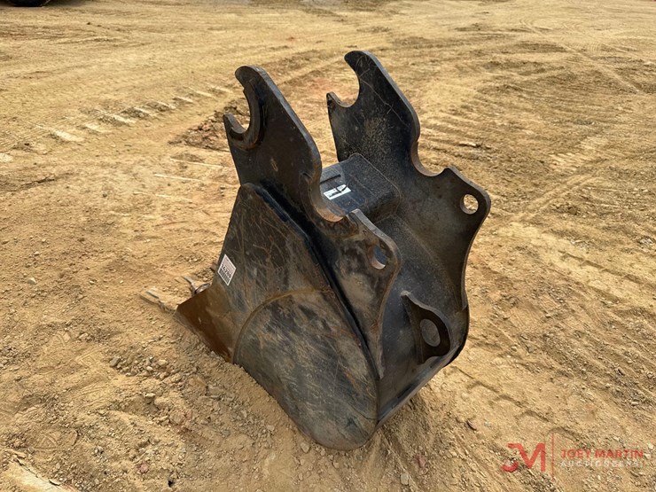 18"-tooth-bucket-excavator-attachment-image-3