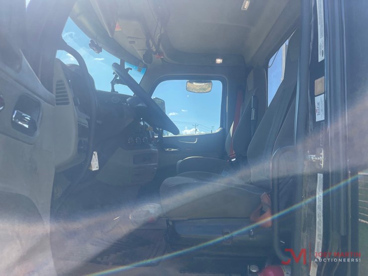 2019-peterbiltday-cab-truck-tractor-image-19