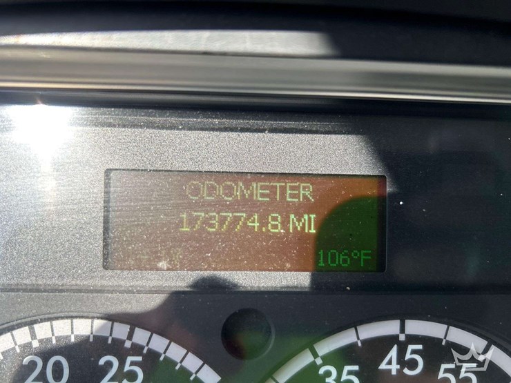 2016-freightliner-m2-106-image-6