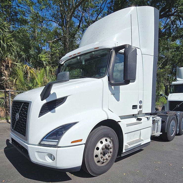 2023 VOLVO VNR300