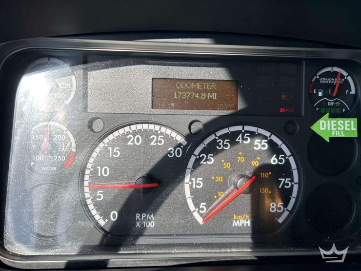 2016-freightliner-m2-106-image-13