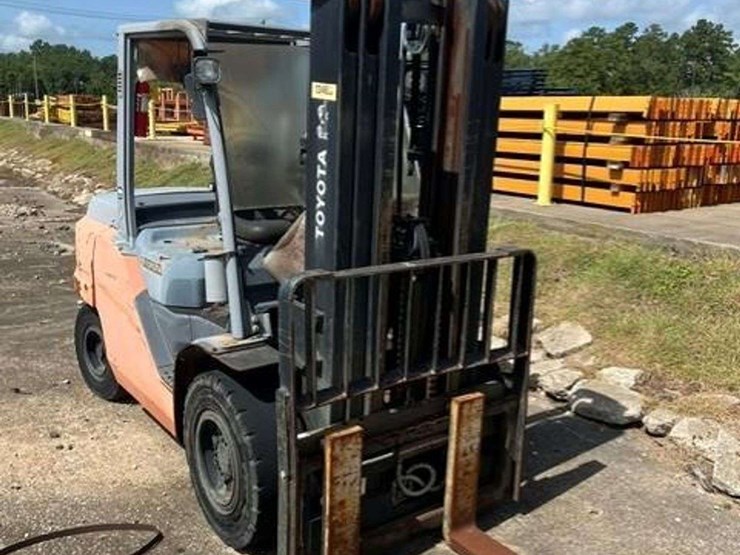 2014-toyota-forklift-image-2