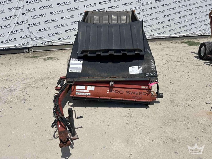 2007-toro-pro-sweep-5200-turf-sweeper-tractor-attachment-image-12