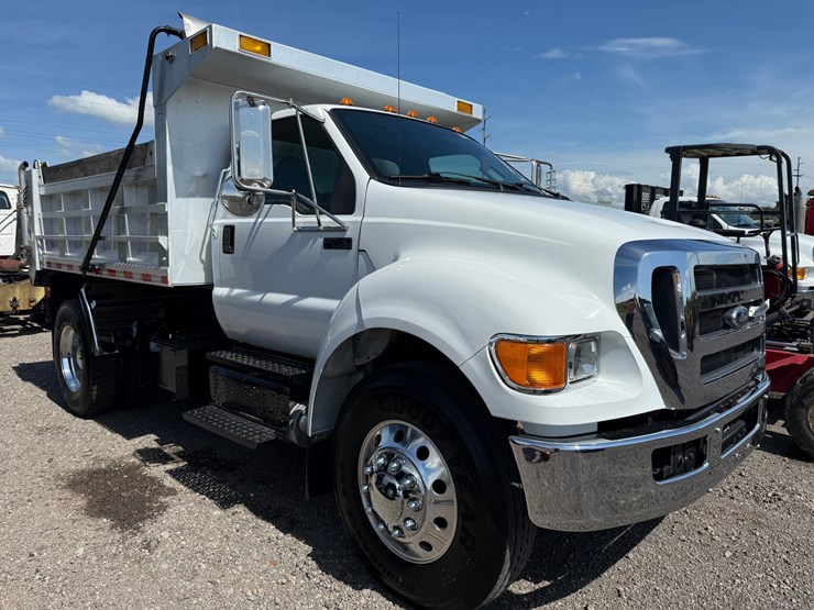 2013-ford-f750-image-1
