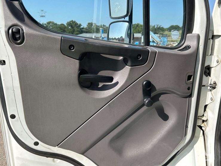 2016-freightliner-m2-106-image-10
