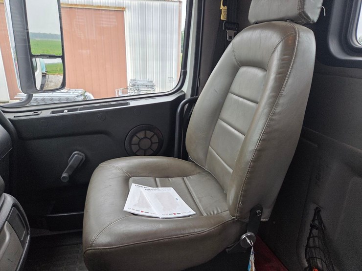 2000-volvo-day-cab-semi-image-53