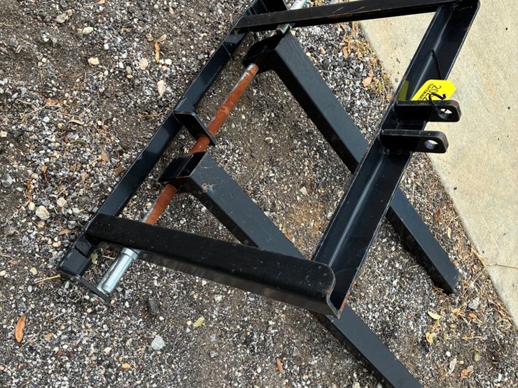 #20222-•-3-point-hitch-pallet-forks-image-3