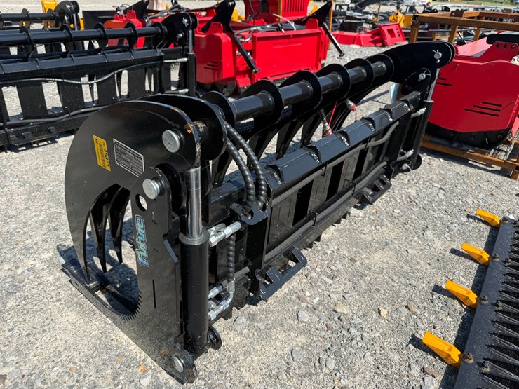#2029-•-unused-future-clg72-skid-steer-curved-log-grabber-chxmq2605138-inv#48871-image-2