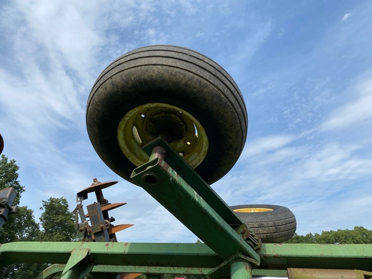 john-deere-230-image-40