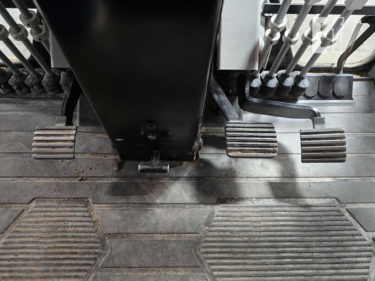 2021-caterpillar-120-image-19