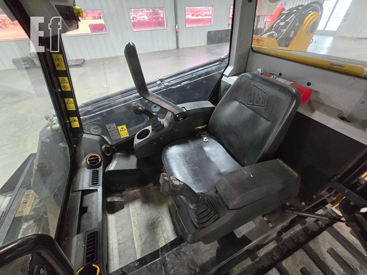 2021-jcb-3ts-8t-image-13
