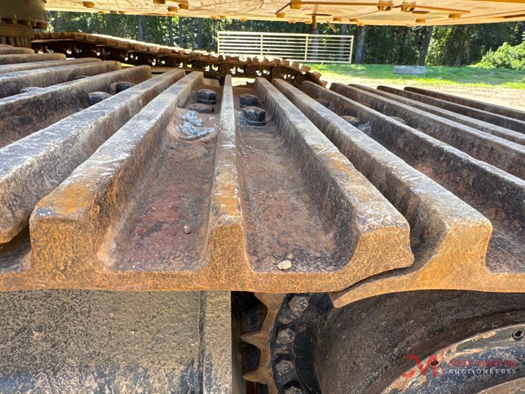 2024-caterpillar-352-image-16