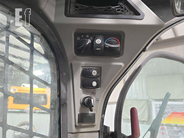 2015-caterpillar-259d-image-18