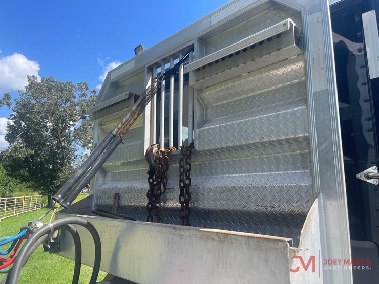 2019-peterbiltday-cab-truck-tractor-image-14