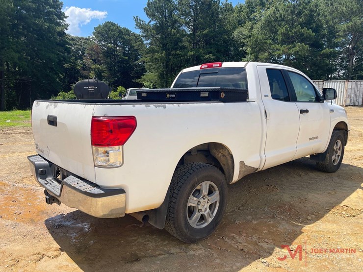 2010-toyota-tundra-sr5-image-3