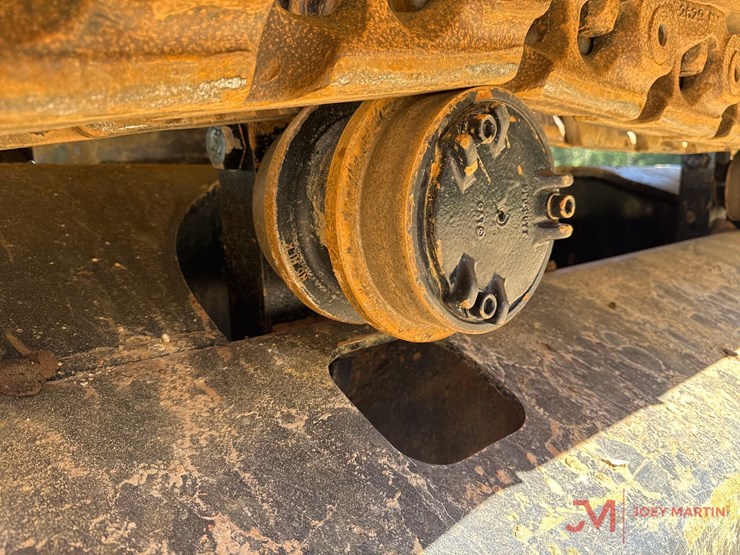 2024-caterpillar-352-image-7