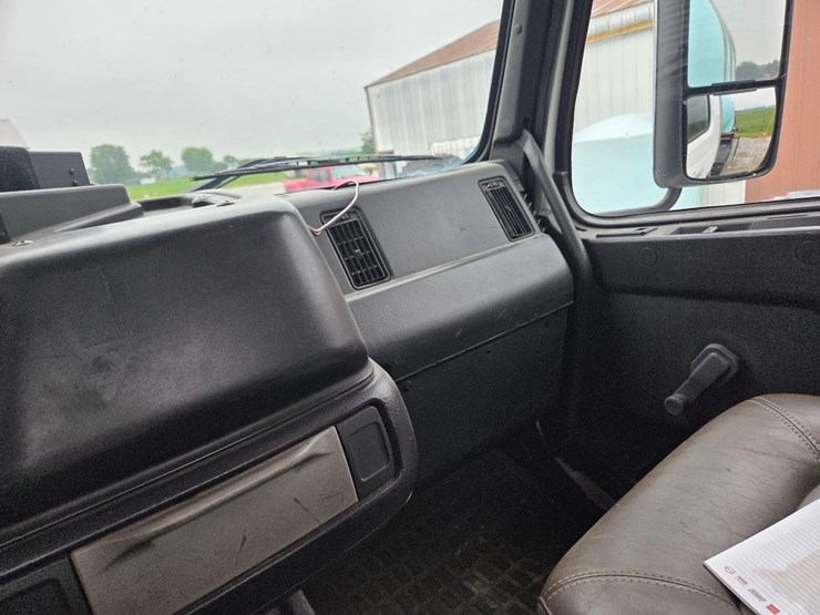 2000-volvo-day-cab-semi-image-54