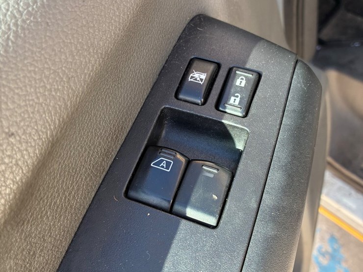 2020-nissan-nv2500-image-10