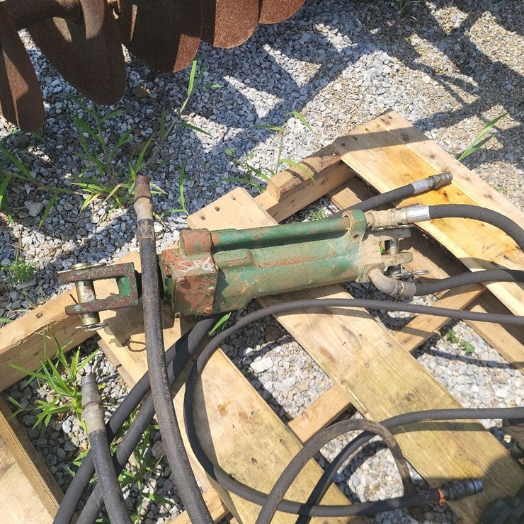 Oliver Hydraulic Cylinder w/Hoses