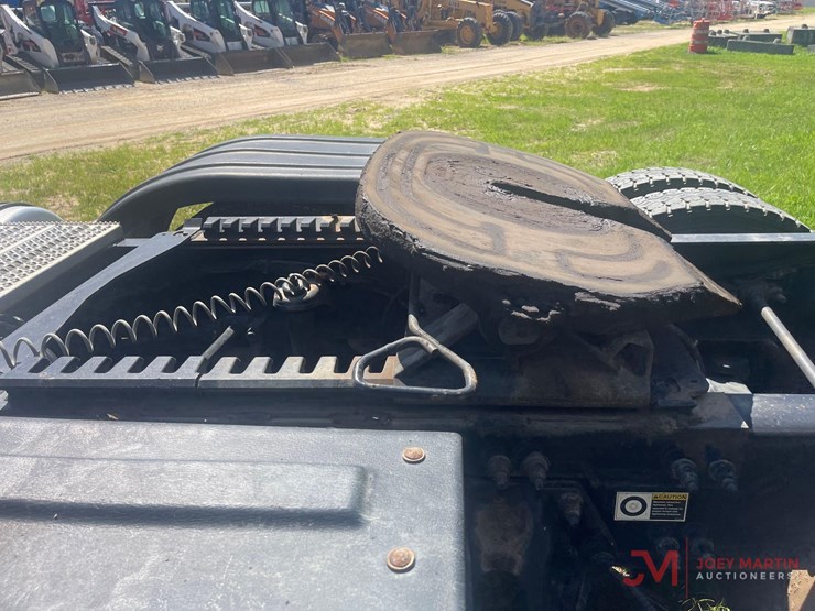 2019-peterbiltday-cab-truck-tractor-image-13