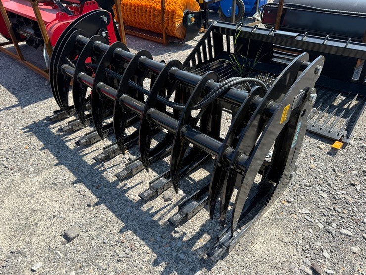 #2029-•-unused-future-clg72-skid-steer-curved-log-grabber-chxmq2605138-inv#48871-image-3