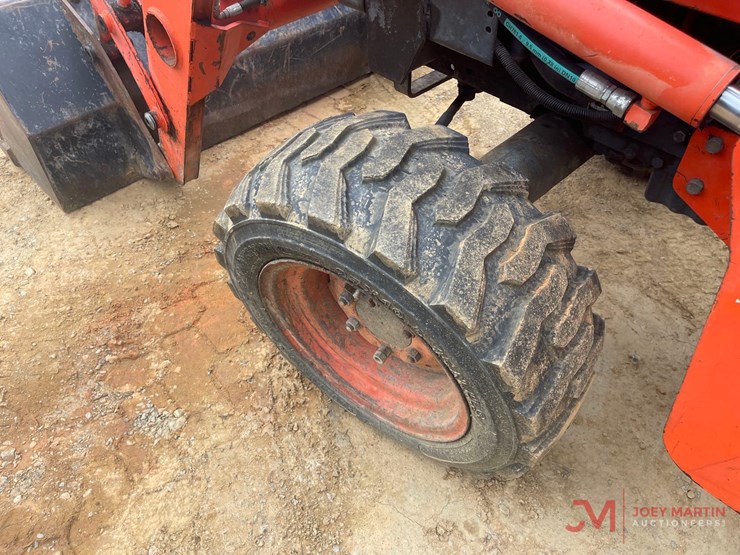 kubota-l35-loader-backhoe-image-11