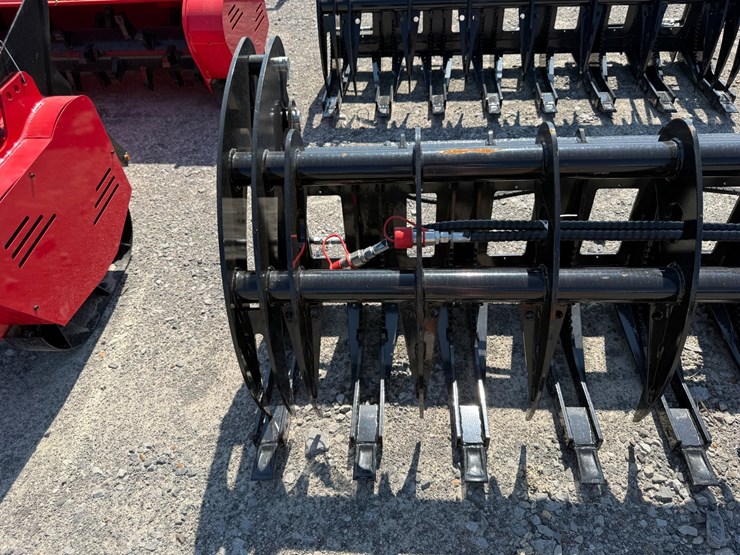 #2031-•-unused-future-clg72-skid-steer-curved-log-grabber-chxmq2605137-inv#48872-image-7