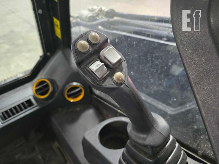 2021-jcb-3ts-8t-image-15
