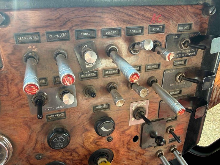 1995-peterbilt-379-image-45