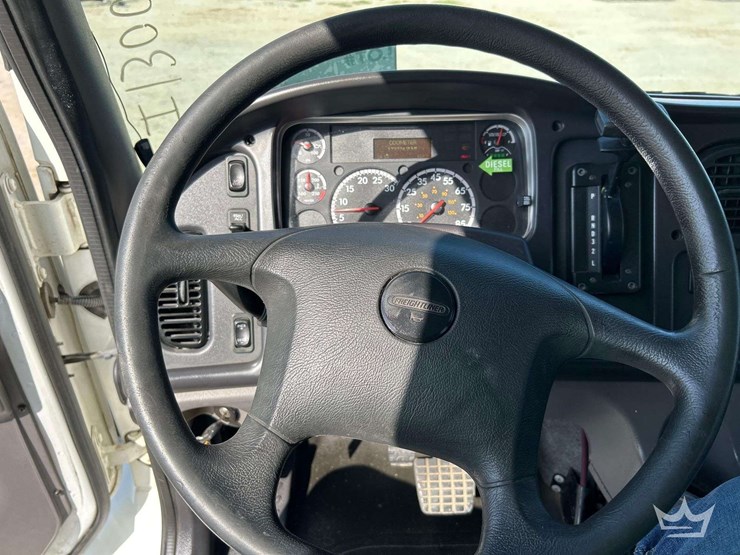 2016-freightliner-m2-106-image-14