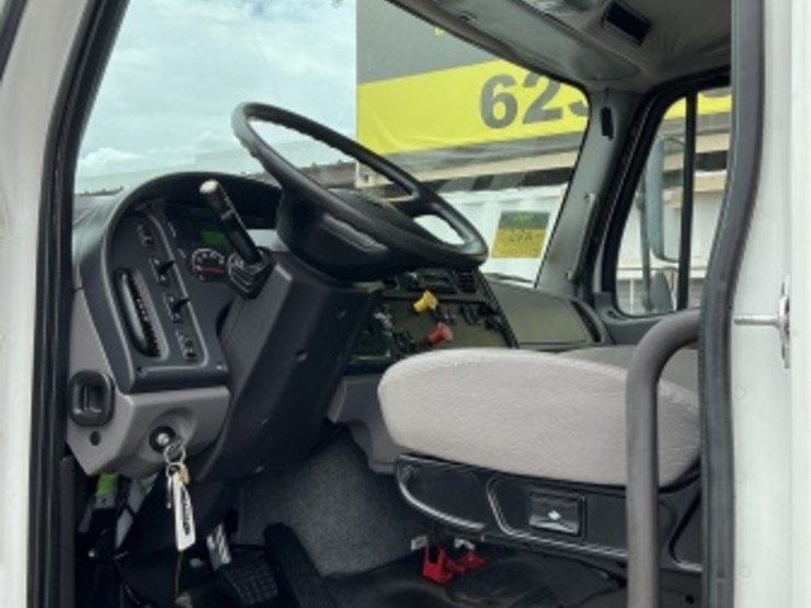 2016-freightliner-m2-106-image-44
