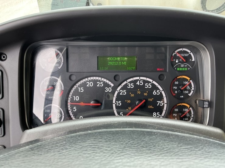 2016-freightliner-m2-106-image-38