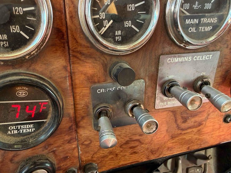1995-peterbilt-379-image-48