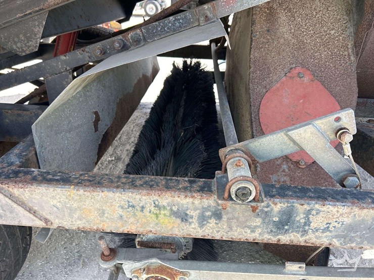diamond-turf-turbovac-turf-sweeper-tractor-attachment-image-8