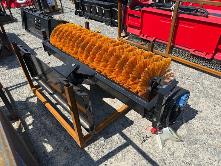 #2035-•-unused-future-sc61-70"-skid-steer-sweeper-b-dqsj2605334-inv#49443-image-4