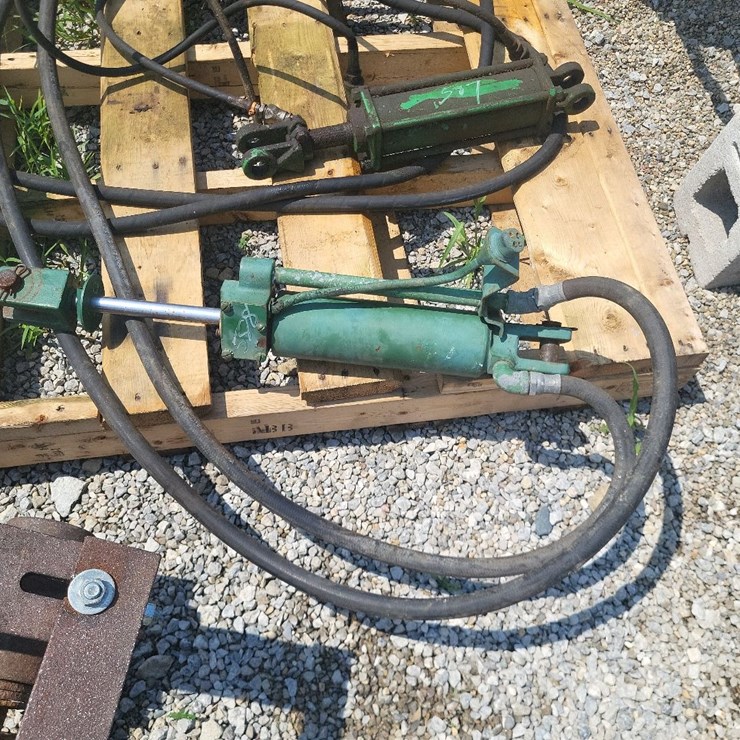Oliver Hydraulic Cylinder w/Hoses