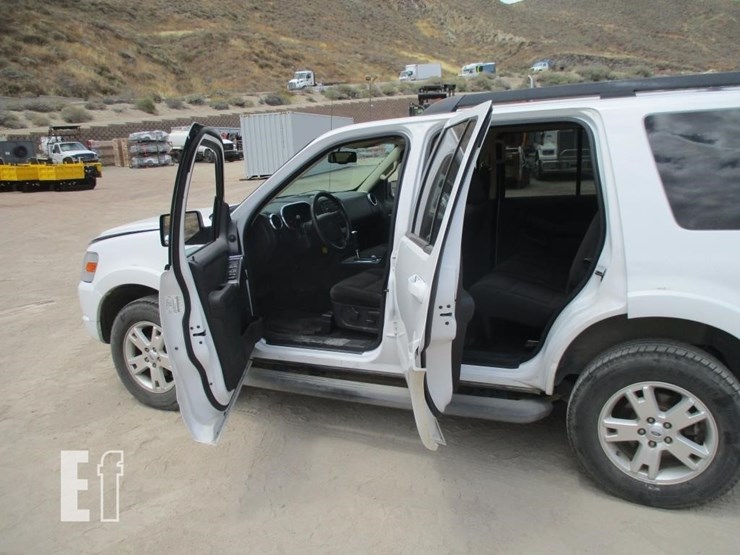 2010-ford-explorer-xlt-image-15