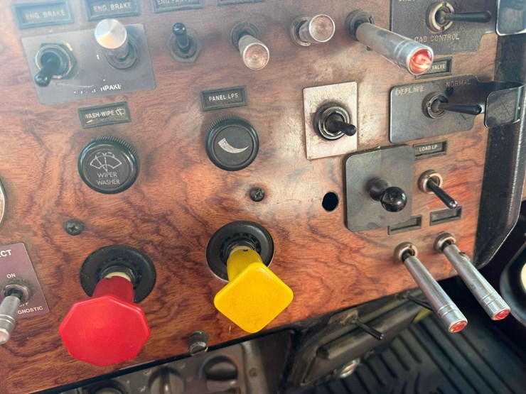 1995-peterbilt-379-image-46