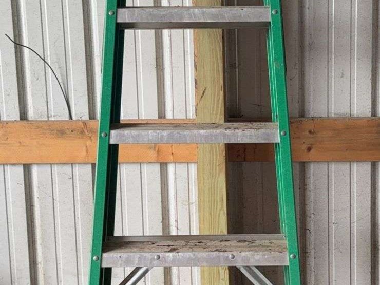 keller-fiberglass-stepladder-image-1