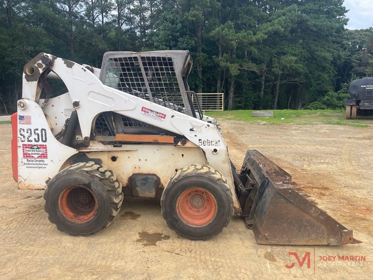 2002-bobcat-s250-skid-steer-loader-image-2