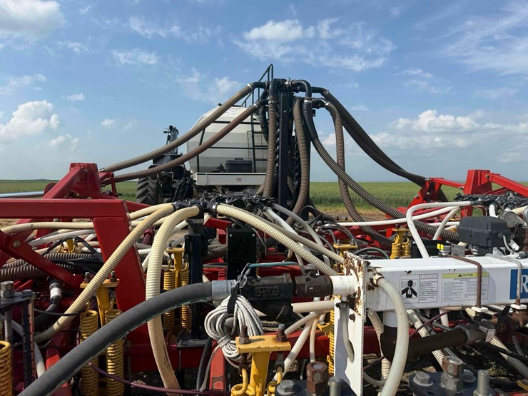 2006-bourgault-8710-air-seeder-image-37