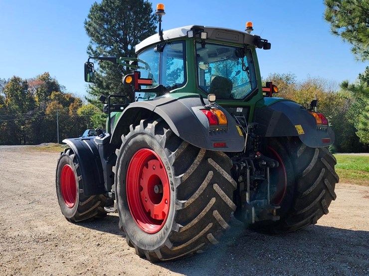 2020-fendt-vario-828-tractor-image-2