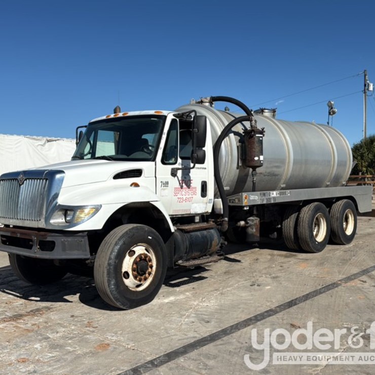2003 INTERNATIONAL 7400