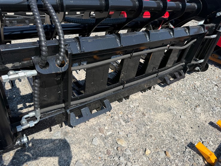 #2029-•-unused-future-clg72-skid-steer-curved-log-grabber-chxmq2605138-inv#48871-image-10