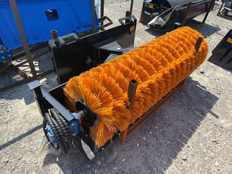 #2035-•-unused-future-sc61-70"-skid-steer-sweeper-b-dqsj2605334-inv#49443-image-3