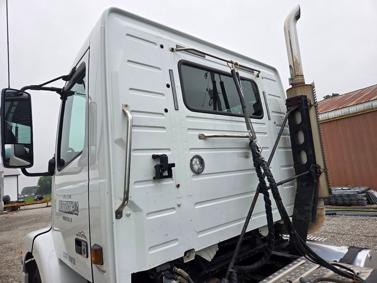 2000-volvo-day-cab-semi-image-29