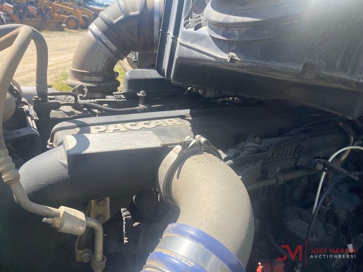 2019-peterbiltday-cab-truck-tractor-image-16