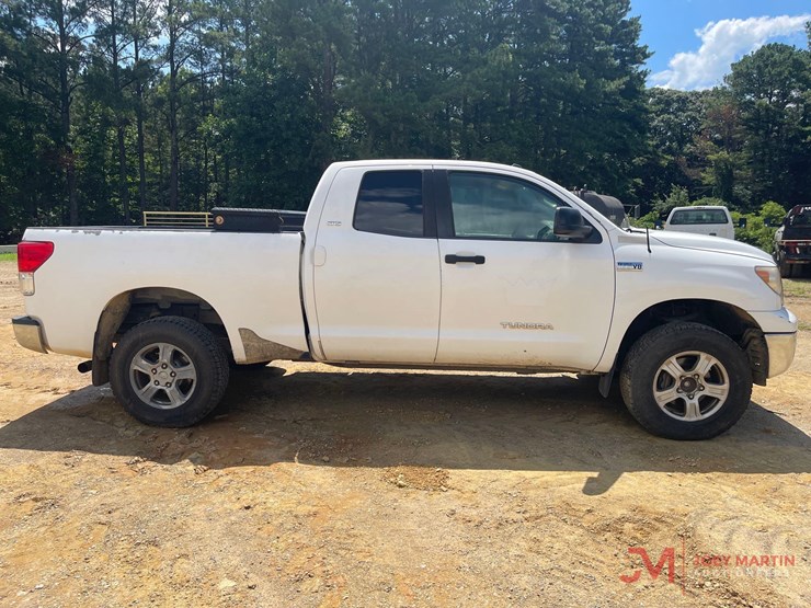 2010-toyota-tundra-sr5-image-2