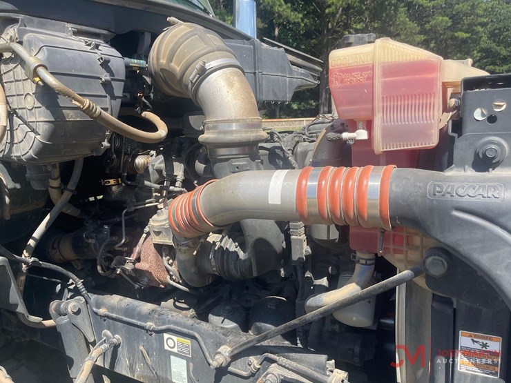 2019-peterbiltday-cab-truck-tractor-image-17