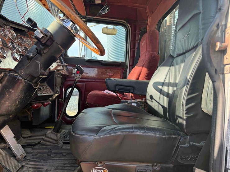 1995-peterbilt-379-image-43